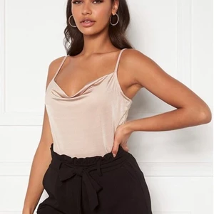 Festligt linne från Bubbleroom  - Helt nytt linne med lappar kvar. Storlek M. Färg beige/guldig.