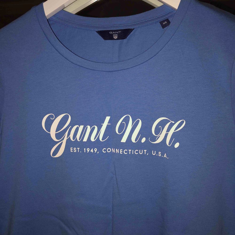 Blå t-shirt från Gant! Använd ungefär 3 gånger så fint skick! Frakten är 36!. T-shirts.