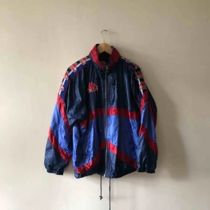  - Fet vintage Windbreaker med fodring från Kappa. Medium. Kan hämtas i Uppsala eller skickas mot fraktkostnad 