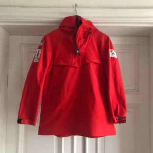  - Vintage Tenson Anorak k storleken 40 enligt lappen. Sitter som small. Trevligt skick med patchar på armarna. Sannolikt från sent 70-tal