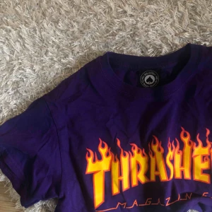  - Snygg lila thrasher tröja avklippt till magtröja || storlek S || säljer för 100kr inklusive frakt 💜