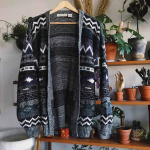  - Vintage stickad kofta som passar alla från S-L beroende på önskad passform skulle jag säga! Köparen står för frakt, kan eventuellt mötas upp i Stockholm också!