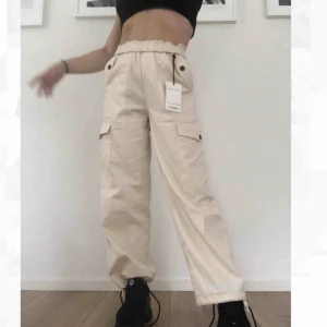  - Riktigt snygga helt oanvänd sandfärgade cargo pants som är slutsålda, säljer endast för jag har 2 par och har lyckats slänga kvittot:( De är luftiga och sköna nu inför sommaren! De har ett snöre nere vid foten så du kan själv bestämma modellen på byxan😍