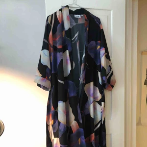  - Slutsåld Kimono från Weekday. Oanvänd och i nyskick. 