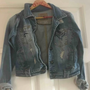  - Jeans jacka ,använd en gång 