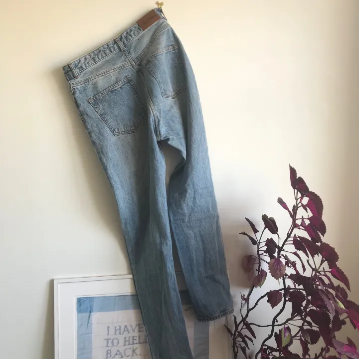 Ett par highwaisted mom jeans från monki! Strl 28. . Övrigt.