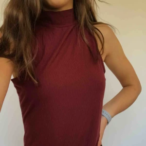  - Långt linne i bra skick. Vinröd men en snygg turtleneck. Frakt ingår i priset 