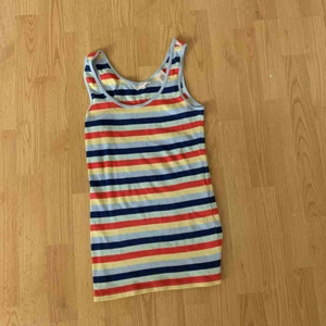  - Ett flerfärgat randigt linne från levis, aldrig använt. Köpt för 250 säljer för 50 + eventuell frakt