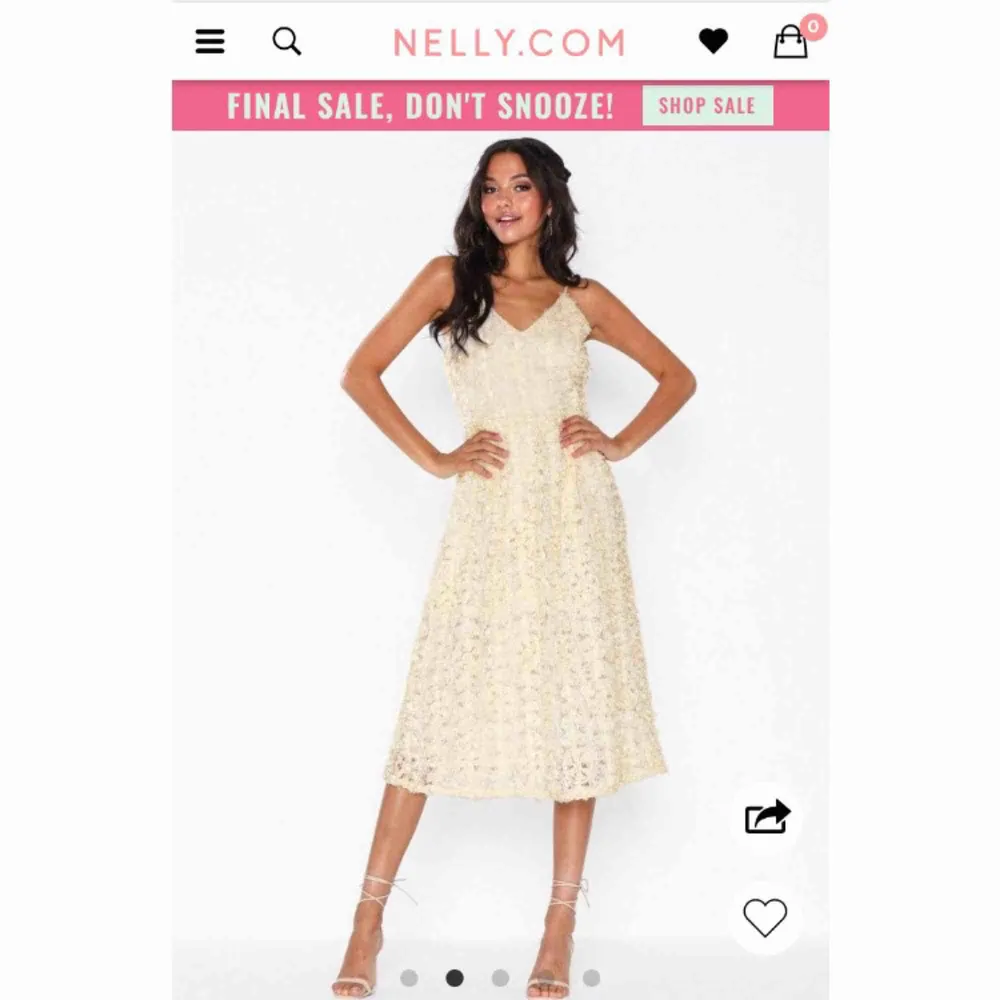 Jättefin beige/champagnefärgad klänning från Nelly, aldrig använd, säljes då jag missade returdatumet och valde en annan klänning istället, dragkedja i ryggen. Klänningar.