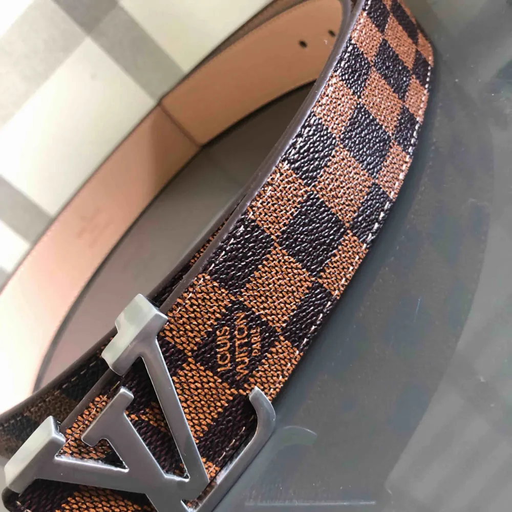 Louis Vuitton bälte AA+ Säljer två styckna det ena är 110cm och det andra är 120cm och frakten står jag för. Köper man båda får man dom för 900kr obs bara ett kvar. Accessoarer.