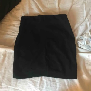  - Säljer denna kjol i mjukare tyg och sitter jättebra i storlek XS Möts upp i Linköping annars står köparen för frakten Frakt 50kr