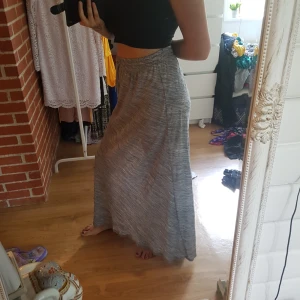  - Grå långkjol med snörning från bikbok. Mjuk och skön i materialet. Det är storlek XS men funkar som S och M också då den är väldigt strechig!