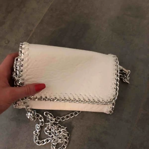  - Vit liten väska  Ca 20X15 cm