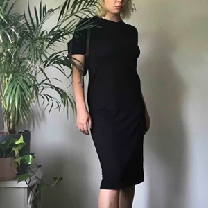  - T-shirt klänning i bomull från Weekday! Jätte skönt material och sitter fint på!  Endast tillgänglig fram till 29 augusti  Möts upp i Sthlm / står inte för frakt  