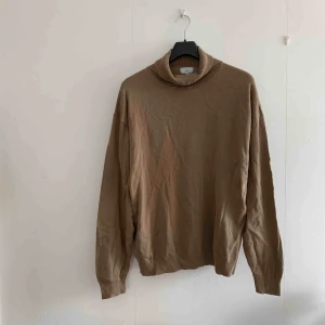  - Polotröja i strl L Frakt ingår ej