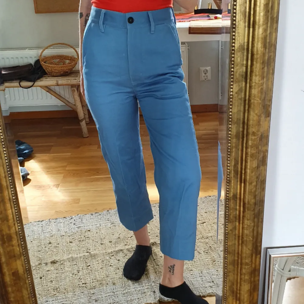 Oanvända vintagejeans i fin blå färg, har stora fickor, hög midja å raka ben. Passform som dickies! Ordentligt jeanstyg. Jag är 160cm. Frakt 60kr🌻. Jeans & Byxor.