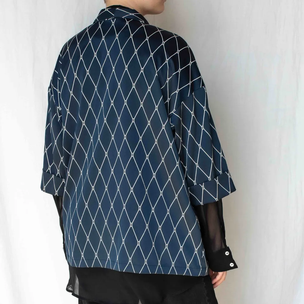 Tunn kimonojacka med fickor. Mörkblå mönstrad viskossatin. Skön på och faller snyggt. Hämtas i Stockholm annars tillkommer frakt.. Blusar.