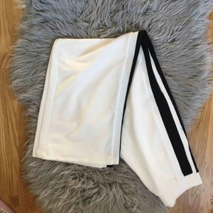  - Vita utsvängda (vida) byxor från zara. Materialet är superskönt. Kan skicka bild på passform om det önskas  Köparen står för frakten <3  