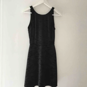  - Svart sammetsklänning med urringning i ryggen. Använd endast 1-2 gr och är som ny!