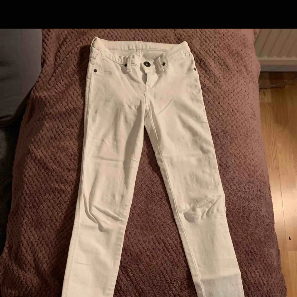 Vita jeans från dr Denim. Lågmidjade. Väl använda men ändå i gott skick. Inga fläckar, hål eller missfärgningar!. Jeans & Byxor.