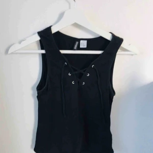  - Svart linne från H&M med snörning, köparen står för frakt! 🥰