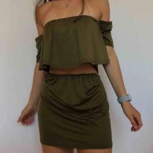  - Sjukt sött set som olyckligt vis nog blivit för litet för mig. Frakt ingår. Pris ör ej hugget i sten