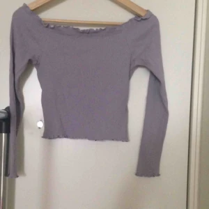  - Kort topp med båt ringning från ginatricot  OBS! Säljer endast till personer som kan hämta upp plagget i Helsingborg 