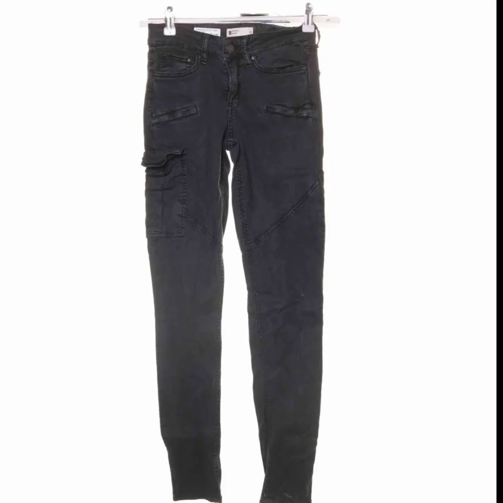 🥥 Tighta cargo byxor från Gina tricot (frakt tillkommer) 🥥. Jeans & Byxor.