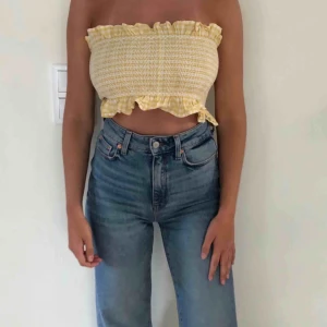  - Topp i gult och vitt perfekt på sommaren!