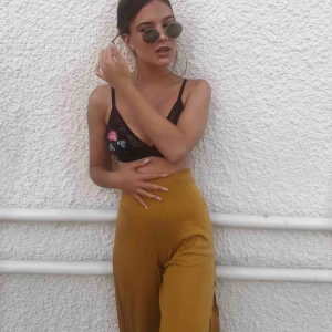  - Säljer dessa gula byxor de är lite kortare än till hälen och är öppna på sidorna!