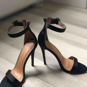 Skor - Det är ett par svart klackar från boohoo i storlek 6. Jag köpte de tidigare från Plick men jag kan tyvärr inte använda dem.   Frakten är inräknad i priset. 