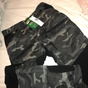  - Funktionsbyxor L. Helt nya, prislappen kvar 