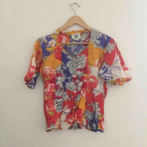  - Blommig blus, köpt på secondhand. Märkt L men passar finfint på mindre storlekar också 