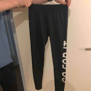  - Svarta träningsbyxor i bra skick 