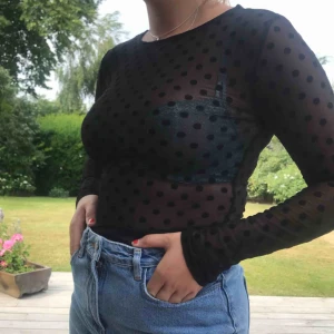  - Fin mesh body med mönster av prickar! Frakten står köparen för!