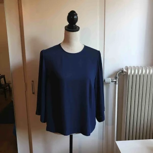  - Marinblå blus med vida trekvartslånga ärmar. Storlek 44 men funkar till en S-M. Möts antingen upp i Skellefteå, annars fraktar jag. ❇️(90+frakt)❇️
