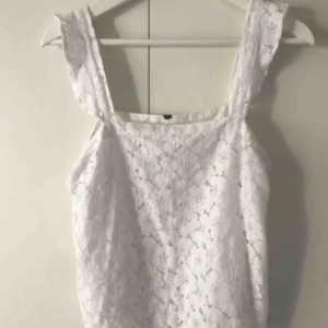  - Spetslinne, avlippt lapp men tror det kommer från hm. Passar mig som vanligtvis har strl s/m. 20kr + frakt. Kan mötas upp i tranåsområdet och sthlm.