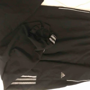  - Adidas byxor i storlek S