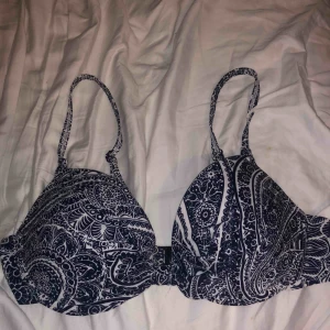  - Jätte fin bikini men har aldrig använd på grund av fel storlek. Storlek 75B.
