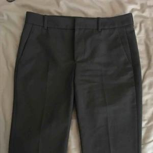  - Svarta kostymbyxor från Zara. Använda en gång. Lite väl låga i midjan för min form. Är 168, kan tänka mig att längden blir fin på nån som är 170cm.  Kan mötas upp i Stockholm.