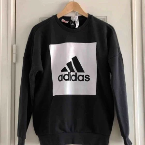  - En sweater från Adidas. Storlek 164/small, damstorlek. Skick: 8/10. Levereras nytvättad. Finnes på Södermalm, Stockholm. Kan postas men då står Du för frakten, (59kr). Mvh Marija 