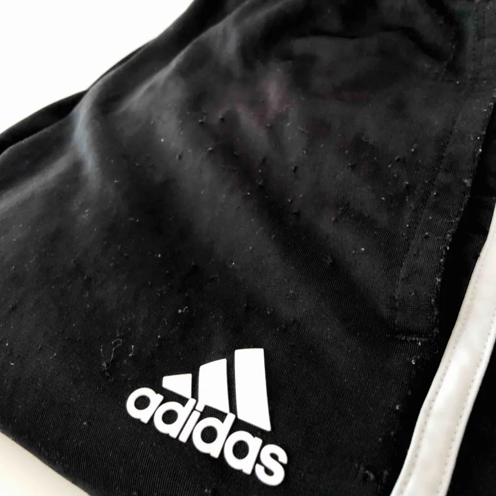 Adidasbyxor i storlek 164 men de är lite stora på mig och jag är en storlek S. Skulle säga att de snarare är en storlek M. Frakten är inkluderad i priset. . Jeans & Byxor.