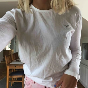  - Vit långärmad från gant. Jag hittar inte storleken men det är typ en S. 