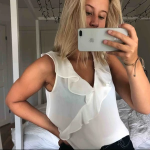  - Vit volang topp från zara super sööt, använd ett fåtal ggr så alltså nyskick🥰 Möts upp i Sthlm eller fraktar men då står köparen för frakten🥰