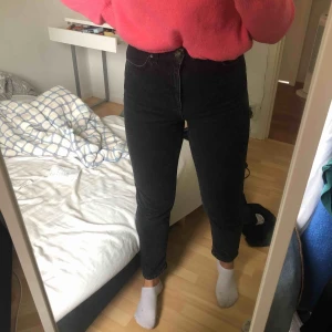  - mom jeans som sitter lite för tajt på mig, köpta från Nelly. Högmidjade i en gråsvart färg och super bekväma! Köparen står för frakt