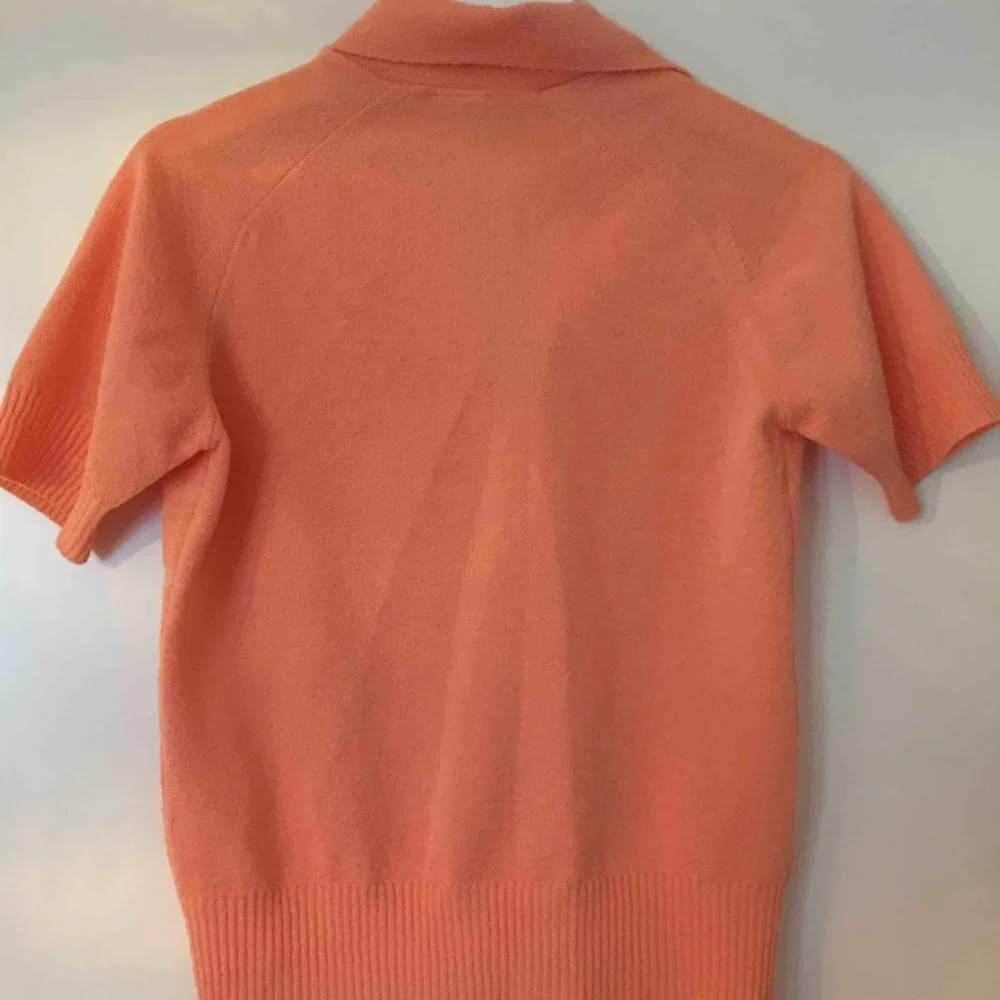 Fin persikofärgad tröja i frotté! Jättefint begagnat skick! Frakt ingår ej i priset🌼. Toppar.
