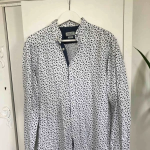  - Slim Fit, härligt mönster. För stor för mig 