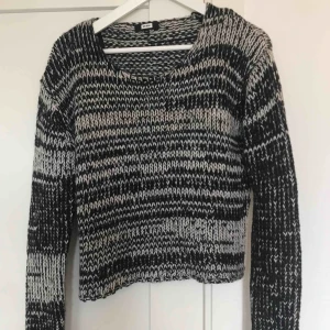  - Stickad tröja från Bik Bok. Fint skick, köpare står för frakt