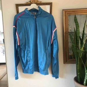  - Asball jacka från Fila köpt second hand💙 väldigt unik! Passar även s/m, då den är lite oversize! Bra kvalle! unisex🤟🏼