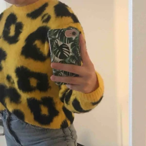  - En gul leopardstickad tröja från Rut&Circle köpt från NAKD, fick den i julklapp men aldrig använd, nypriset var ca 500, strl S, kan vara snyggt till svarta lackbyxor eller något liknande 